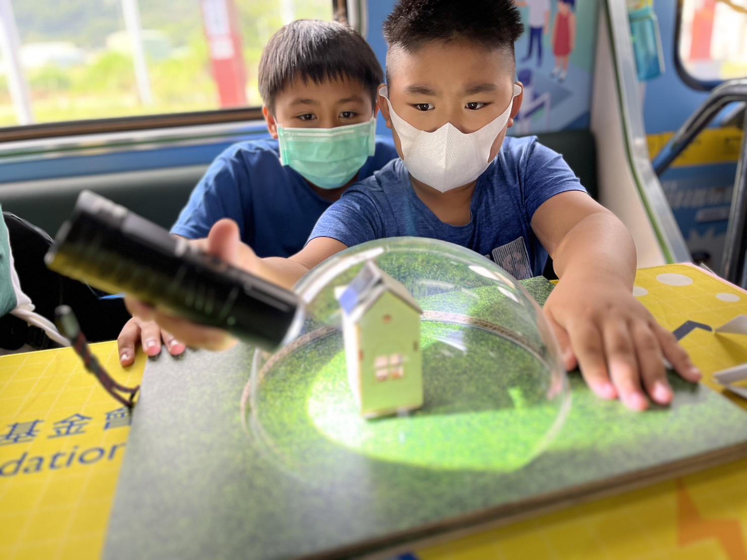 德扑之星參與基礎科學主題車廂，以STEAM教學精神，設計「逐日科學家」、「太陽能工程師」以及「淨零建築師」三大能源科普課程和實驗