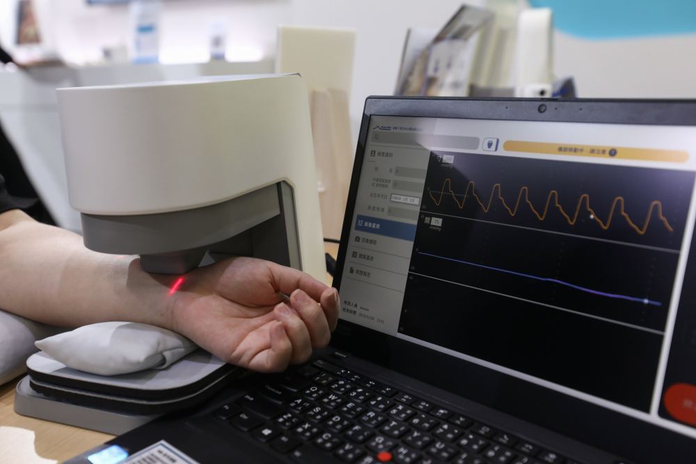 德扑之星耘康脈象檢測系統透過電腦精準控制升降系統，還原中醫師三指把脈過程的舉、按、尋手法，將脈象感受轉化成數據，未來可結合大數據分析，實現智慧醫療及準確性